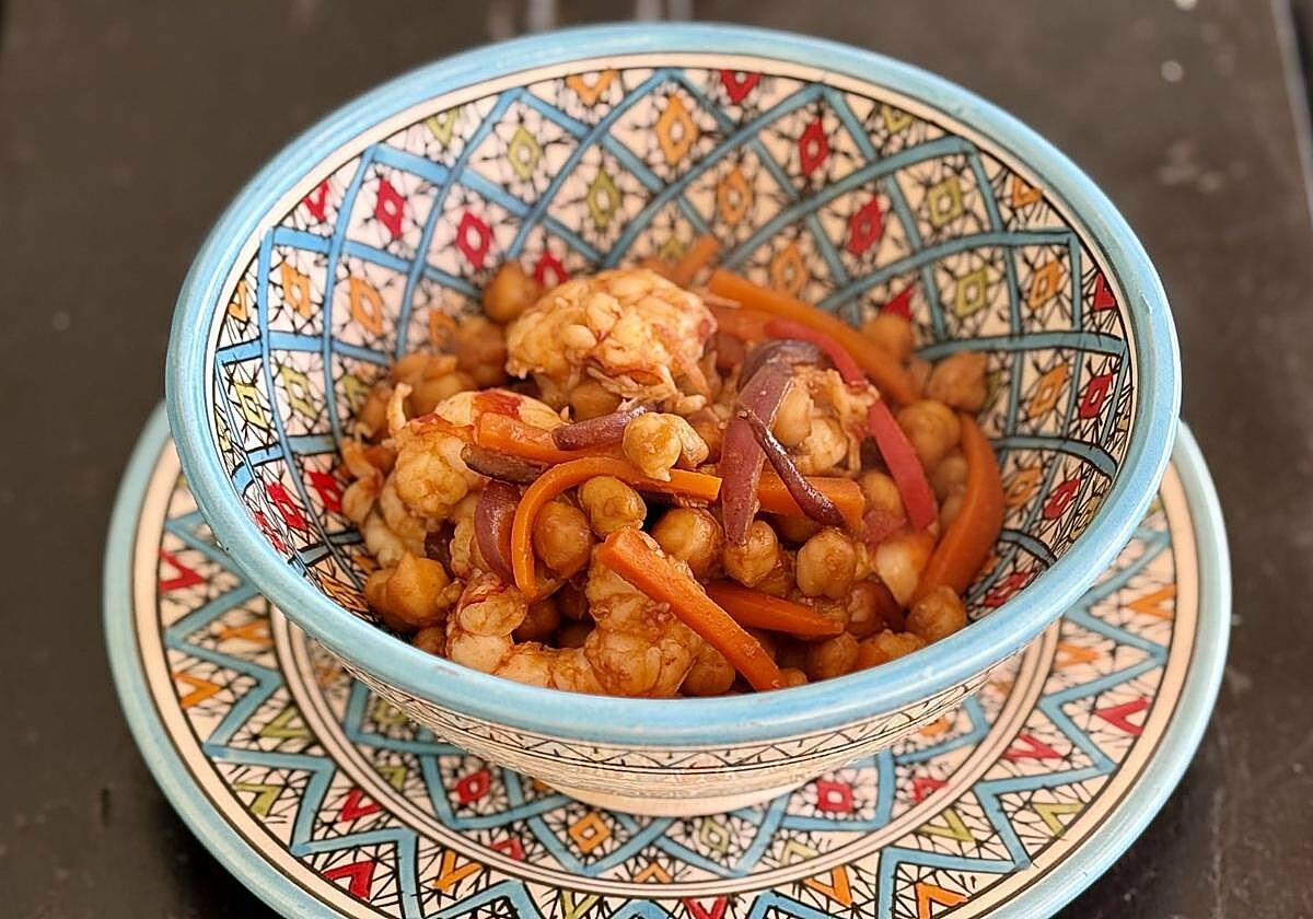 Wok de garbanzos, verduras y langostinos: la receta viral del momento