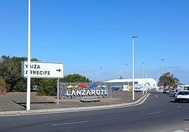 Dos carteles promocionales suplen a los tótem publicitarios en el aeropuerto