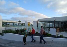 Vecinos de Costa Teguise piden evitar la apertura del nuevo centro comercial