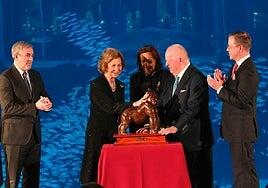La reina Sofía recibe el Premio Gorila de Loro Parque en un «histórico» acto por el bienestar animal