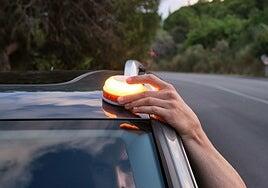 Bruselas y expertos cuestionan la baliza V16: entre la ineficacia y el vacío legal