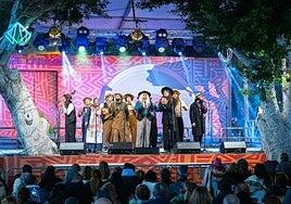 Los Serenquenquenes y Los Calaíta se ganan al público en el carnaval del mundo de Agüimes