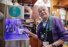 Luis, 50 años dando vida al Mercado del Puerto con su café, alegría y cariño