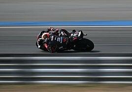 Las Aprilia plantan cara a Márquez, lastrado por un virus y que suma otra caída