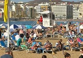 La calima trae tiempo de playa en pleno invierno, con casi 33 grados en Tasarte