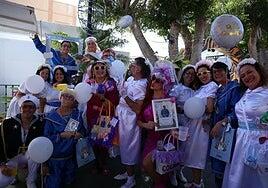 Una multitud de mascaritas toma las calles del casco de Agüimes en el carnaval de día