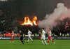Los ultras del Partizan queman el estadio del Estrella Roja en pleno partido