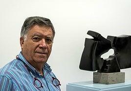 Máximo Riol esculpe una reflexión sobre la vivienda y el paisaje insular