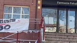 Simpatizantes de Vox arrancan pancartas de la fachada de la facultad de Farmacia