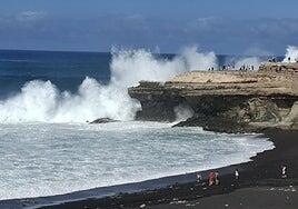 La lluvia pasa de largo en Fuerteventura, siempre quedarán las olas