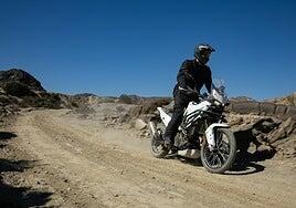 Probamos la nueva Kawasaki KLE 500 2026, una equilibrada Trail de iniciación con vocación campera