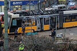 Dos muertos al descarrilar un tranvía en Milán