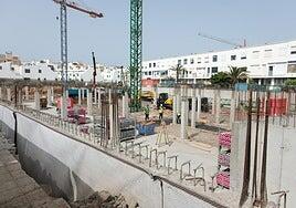 Primera piedra de las 77 viviendas sociales en Corralejo