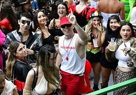 La cabalgata desborda el carnaval de Las Palmas de Gran Canaria y pone a bailar a Quevedo