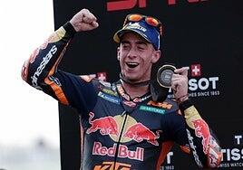 Pedro Acosta gana un duelo a Marc Márquez con toque y polémica