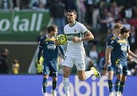 Rafa Mir, en el centro de la polémica: el acta del Elche-Espanyol recoge un presunto «viniste en patera»