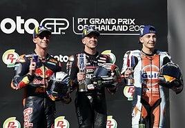 Bezzecchi gana sin oposición, Acosta es líder y Márquez abandona