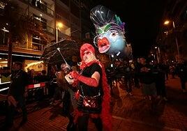 Una sardina tardona se quema en Las Canteras y despide el carnaval 50