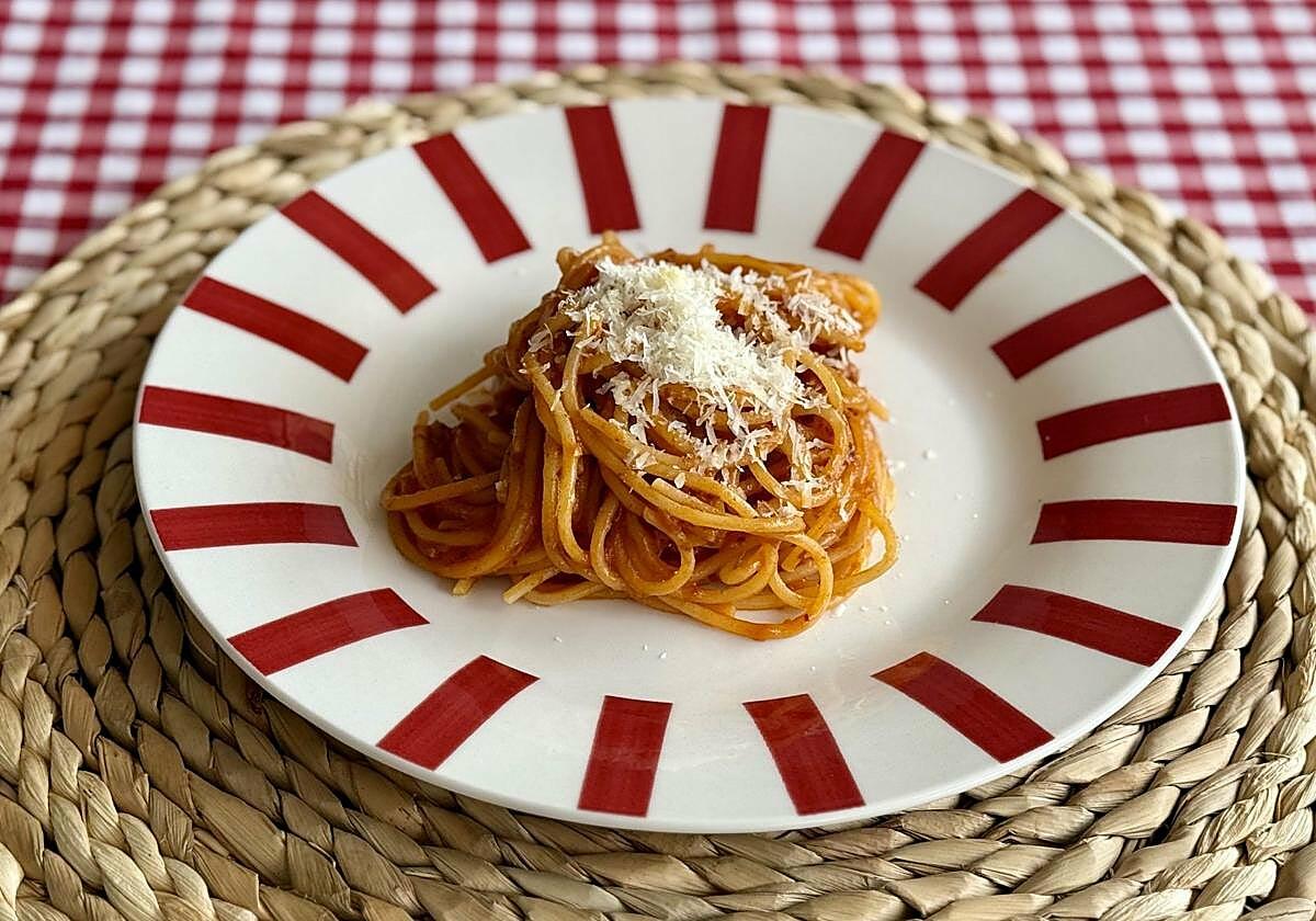 Espaguetis a la boloñesa con La Isleña: la receta ideal para preparar en una sola sartén