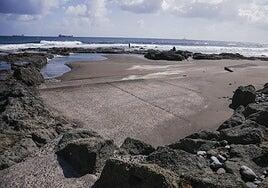 Barro, arena y suciedad: el abandono de las piscinas de La Laja