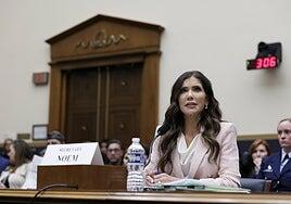 Trump releva a Kristi Noem para bajar la presión sobre sus excesos migratorios