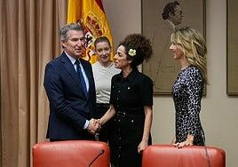 Feijóo desdeña el pacifismo de eslogan de Sánchez y le acusa de «avalar» la dictadura de Irán