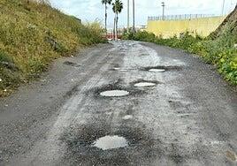 La difícil tarea de acceder al campo de fútbol de Lomo Blanco: «Se forma una piscina cada vez que llueve»