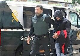 Detenido por los malos tratos a su pareja, hospitalizada tras caer desde un tercer piso