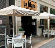 Una cadena de restaurantes en Canarias, obligada a cambiar su nombre por «aludir a una organización criminal»