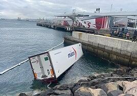 Aparatoso accidente: un camión cae al mar en el Puerto de Las Palmas