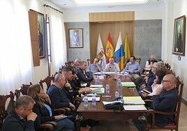 El Gobierno local de Guía reconoce una deuda de un millón de euros en facturas pendientes de 2025