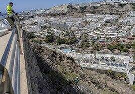 Mogán retira residuos de tres miradores de Puerto Rico