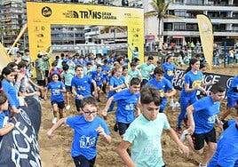 Cientos de niñas y niños disfrutan de la Transgrancanaria Kids Abora by Lopesan Hotels en una jornada de deporte y diversión en Las Canteras