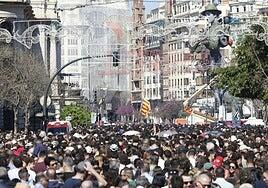 Once heridos y 49 personas atendidas por lipotimia durante la mascletà en Valencia