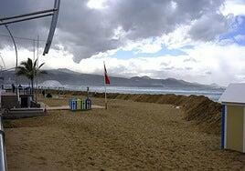 Levantan un muro de arena en Las Canteras para proteger el paseo del fuerte oleaje por la borrasca Therese