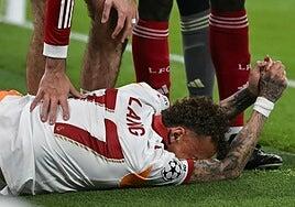 La imagen más escalofriante de la Champions: Noa Lang pierde parte de un dedo tras engancharse con una valla