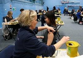 La cifra de afectados por un brote de meningitis en el Reino Unido sube a 29 y se agotan las vacunas