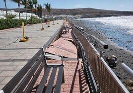 El temporal se lleva parte de la avenida marítima de Tarajalejo