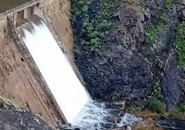 Voladores y repique de campanas en La Aldea porque rebosan sus tres embalses