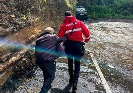 Rescatan a un hombre de avanzada edad en una zona aislada de Barranco Hondo tras quedar incomunicado