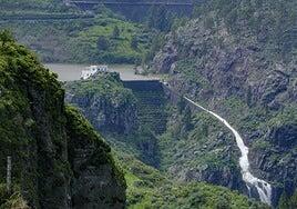 Canarias recupera la normalidad, con reboso en las presas y carreteras cortadas