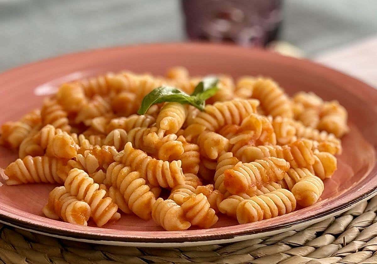 Fusilli 'all´arrabbiata' con pasta La Isleña: la receta picante que conquista todas las cocinas