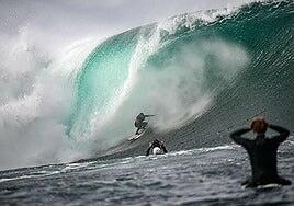 Natxo González logra surfear la ola gigante de Mullaghmore: «¿Qué hago aquí? Me voy a morir»