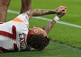 Noa Lang bromea tras su terrorífico accidente en Anfield: «Me cuesta jugar a la PlayStation»