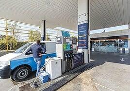 Llenar el depósito esta Semana Santa será 19 euros más caro que hace un año