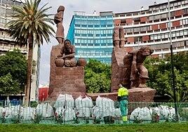 Una barricada verde para salvar el monumento de la plaza de España