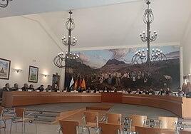 Santa Lucía vive un pleno bronco que escenifica una moción de censura