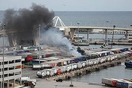 Un aparatoso incendio en el Puerto de Barcelona quema un vehículo y varios contenedores