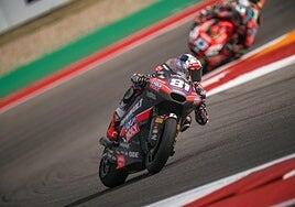 Senna Agius se lleva una accidentada carrera de Moto2 al sprint