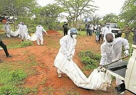 Morir de hambre: juzgan al fundador de una iglesia que instigó a sus acólitos a ayunar hasta la muerte en Kenia
